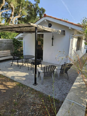 L'annexe des Cigales, à l'ombre des chênes lièges